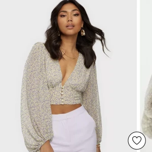 Söt blommig blus - En jättefin blommig blus. Croppad med ballongärmar. Bra skick, använd 1 gång.