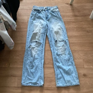 Fina jeans - Bra jeans som är ljust blå med hål på knäna köparen står för frakten 💗