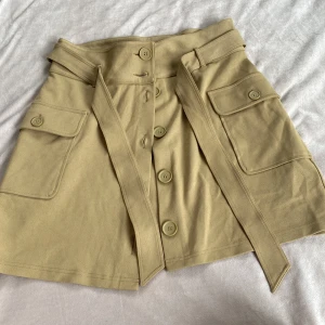 Cargo kjol - Använd en gång pågrund av fel storlek. Det är en jättefin cargo kjol med färgen olivgrön😍perfekt för sommaren  Storlek: 42