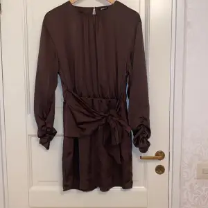 Elegant brun klänning från ginatricot. Passar till fest/ middag och vardag.💕