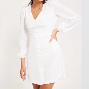 Vit klänning - Superfin klänning i nyskick! (Ej använd,lapp kvar) Säljer då jag köpte två och glömde returnera. Skriv gärna om du har funderingar💕💕(Har även i 38)