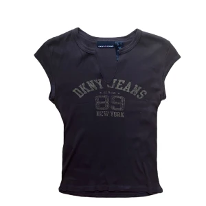 vintage y2k dkny tröja - snygg tröja från dkny. Köparen står för frakt! Använd gärna ”köp nu” <3 