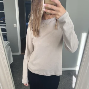 Beige tröja  - Beige tunn tröja storlek M men passar bra på mig som vanligtvis har xs/s💕 använd 1 gång