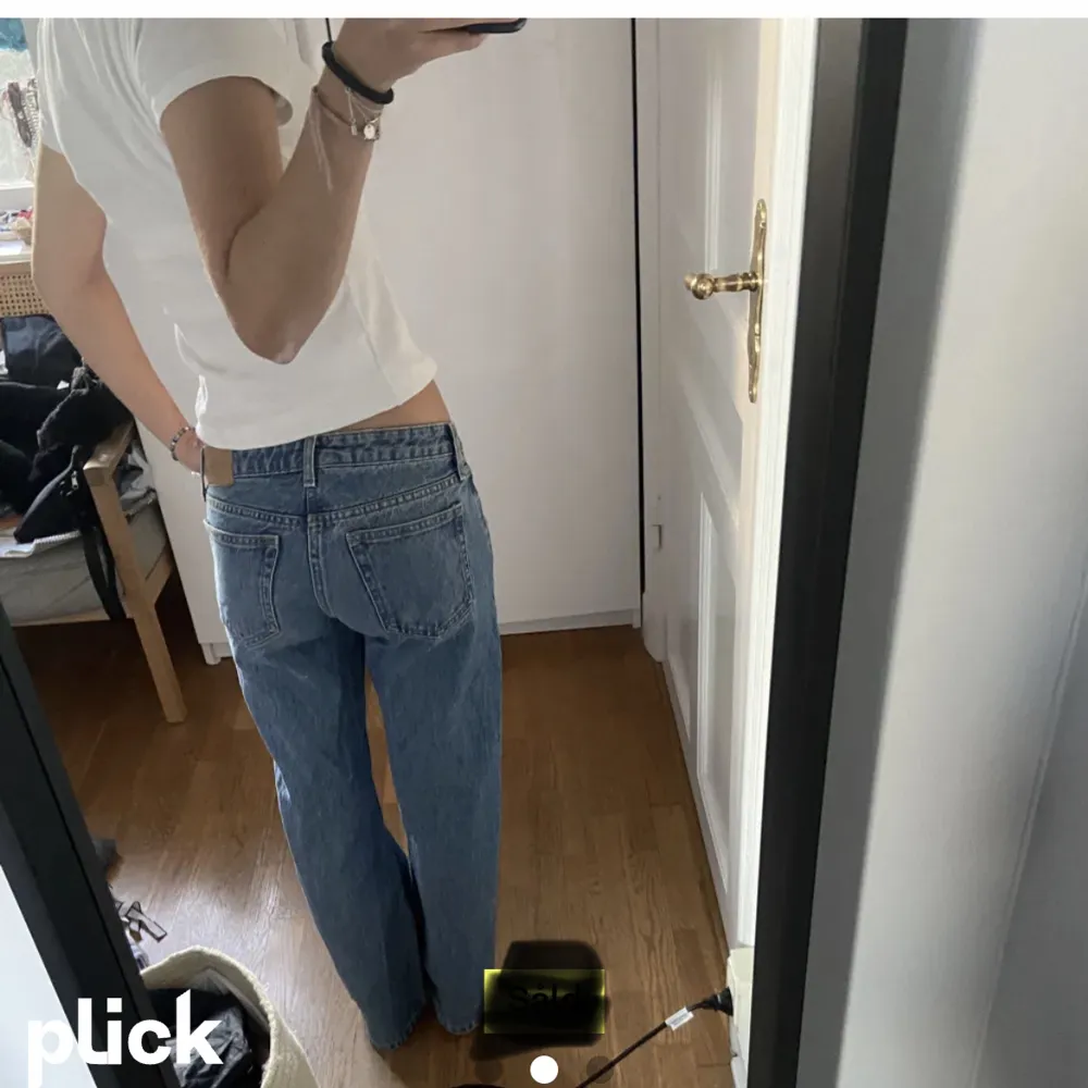 Jättesnygga weekday jeans köpta på Plick som tyvärr va för små. Bilderna är lånade av den tidigare säljaren på Plick. Jättebra skick!🩷🩷. Jeans & Byxor.