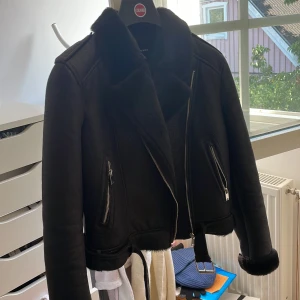 Jacka  - Super fin jacka ifrån pull and bear i storlek xs ✨