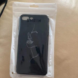 Mobilskal - Ett jättefint mobilskal från Shein. Säljer det för att jag råka beställa till fel mobil. Helt oöppnad som ni ser. 👍🏾