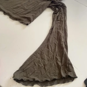 Tröja - Aldrig använd, lite mörkare grön, super skönt material och fina ärmar. Står att det ska vara L men skulle kunna passa ner till S! 80kr inklusive frakt