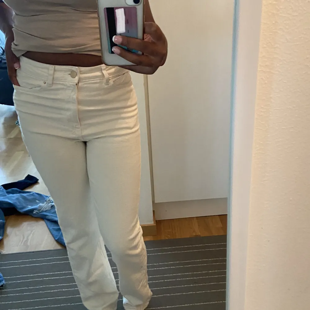 Zara jeans topp skick! Aldrig riktigt använda utan bara påprovade.  Superskönt och fina! Säljer eftersom jag köpt ett annat par.  Är i storlek 38💕 . Jeans & Byxor.