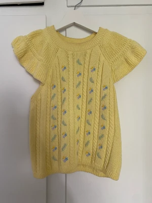 Gul stickad topp - Stickad gullig topp från zara. Storlek M men skulle säga mer åt S hållet.