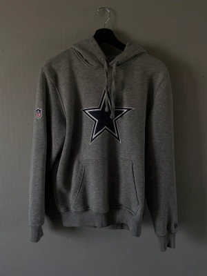 Hoddie med tryck - Cool hoddie med en marinblå stjärna tryckt på framsidan. 