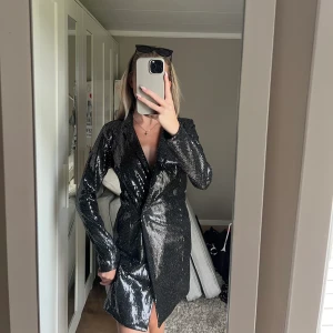 Partyklänning - Världens häftigaste partyklänning. En blazer i klänningsmodell