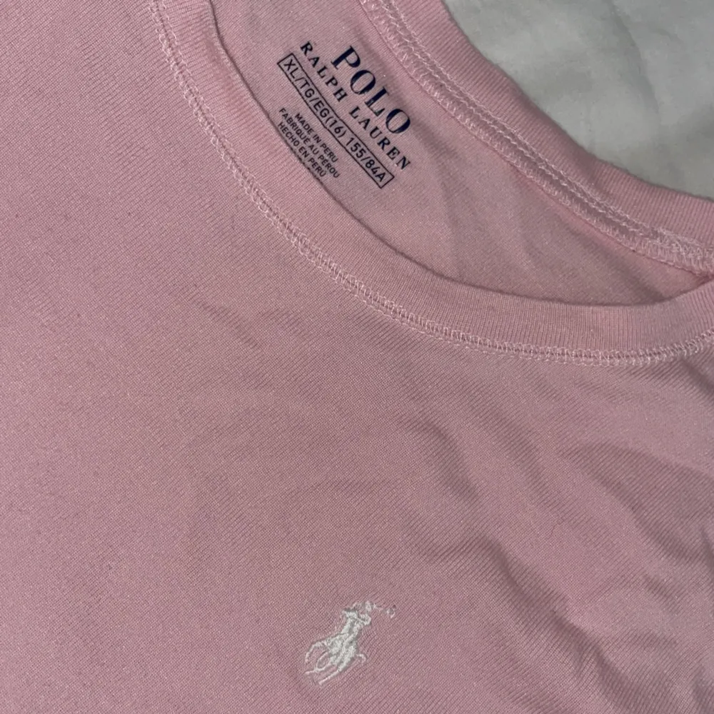 Polo Ralph Lauren långärmad tröja i färgen ljusrosa med ett vitt Polo märke på bröstet. Köpte denna på kidsbrandstore i storlek XL(16) 160. Köparen står för frakten💖💖. Toppar.