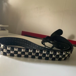 alternativt bälte - köpte den secondhand dock passar den inte mig eller mina byxor. hyfsat gott skick jag har aldrig kunnat använda dock ett hål med lite trådar runt (be om bild)