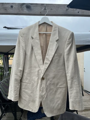 Linne kavaj - Snygg linne kavaj. Skulle behöva en liten tvätt annars är den i fint skick