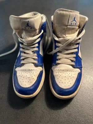 Air Jordan 1 Mid 'Kentucky Blue' - Säljer ett par Air Jordan 1 Mid 'Kentucky Blue'. Använt men fint skick. 