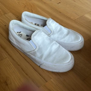 Skor  - Ett par super söta hel visa skor som tyvärr inte används. Köpta på zalando till min konfirmation men inte använda sen dess. Tvättas självklart innan det skickas.