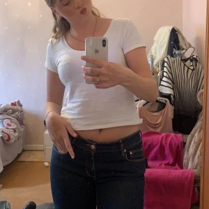 Lågmidjade jeans - säljer mina superfina lågmidjade jeans med slits där nere då de blivit försmå💗 Köptes secondhand men tror de är från hm från tidigt 2000tal. Midjemåttet är 84cm och innerbensmåttet är 81❤️❤️