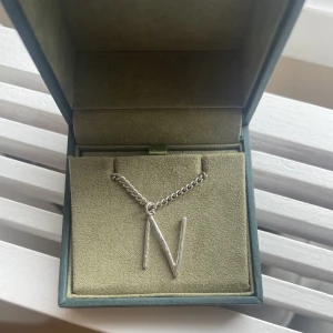 Maria Nilsdotter halsband  - Säljer mitt superfina bokstavshalsband med bokstaven N från Maria Nilsdotter! Längden är 45 cm! Nypris är 1795 och halsbandet är i nyskick!💞