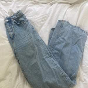Blå vida jeans från weekday storlek W25 L34 modell ACE