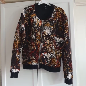 Jacka  - Jacka att ha inomhus. Lejon och tigrar i mönstret. 