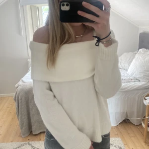 Vit Off shoulder stickad tröja - Vit off shoulder stickad tröja från HM. Perfekt till både sommar och vinter. Mjukt material. Köpare står för frakten och pris går alltid att diskutera. Hör av er vid frågor eller intresse🩷🩷