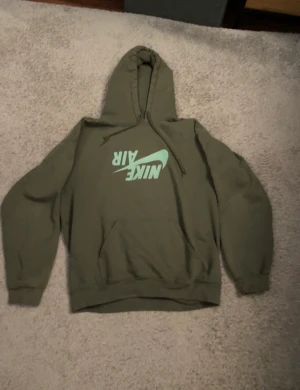 Travis scott hoodie  - Köpte den på tradera för 2500. Har använt några gånger.   Dm för mer info. 