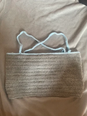 virkad topp - Handgjord mjuk topp! Storlek går att justera med hjälp av snören och passar allt från XS-L💕🧺