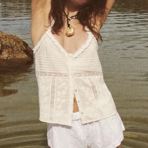 Linne - Populärt linne med hålbroderier från zara. Köpt för 329kr men aldrig använd. Stl XS. Frakt 39kr💞