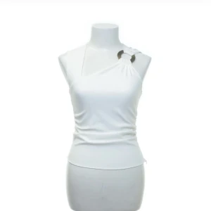 zara topp - gott skick!! några små sminkfläckar, går bort i tvätten! (har inte möjlighet att tvätta själv)  säljer då den var för liten (jag är s/m så skulle säga att den är xs mer än s som står) köpte från sellpy för ett tag sen och aldrig använt men den är så fin!