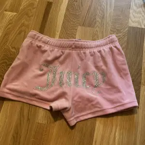 Rosa Juicy shorts i storlek XS, Shortsen är i nyskick och är helt oanvända, säljer pga att de aldrig har används🩷 Köparen står för frakten