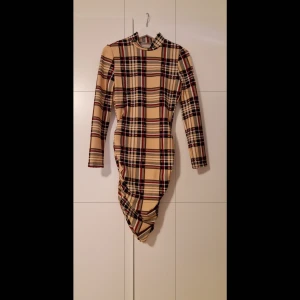 Klänning  - Knappt använd klänning. Är i st s men passar även m då den är väldigt stretchig.