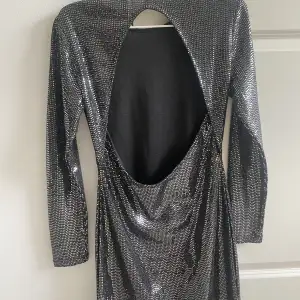 Superfin silver glittrig klänning i storlek M. 