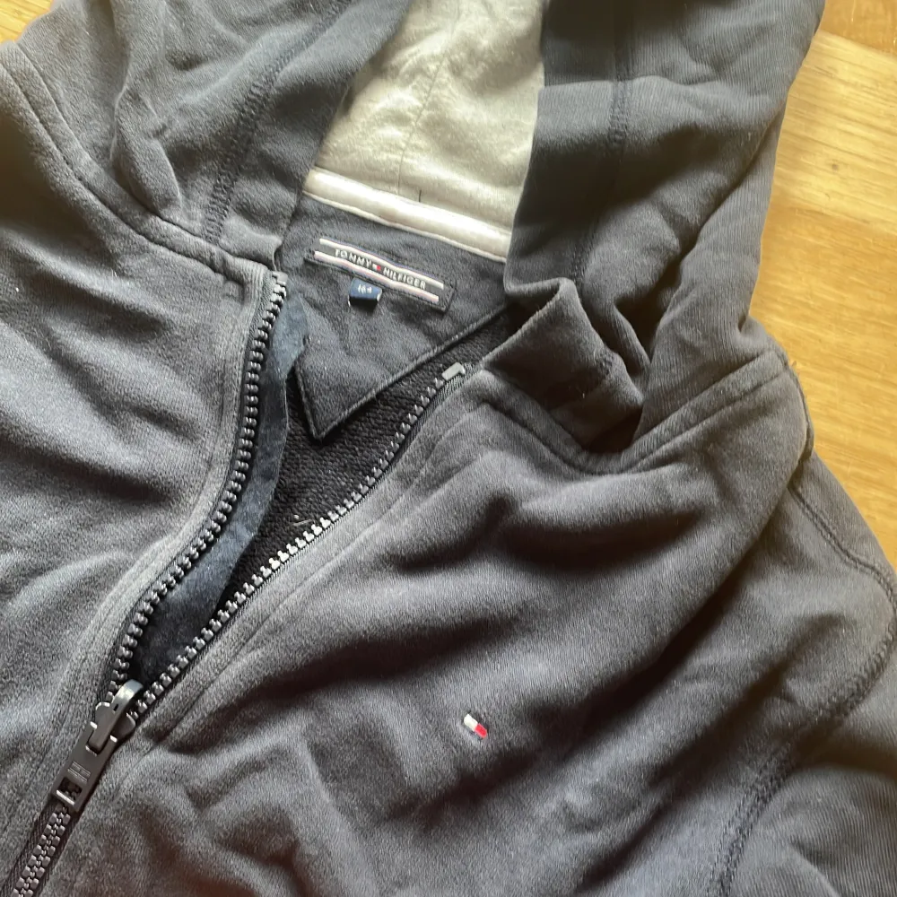 Hilfiger hoodie med zip i storlek 164 (S). Mörkblå med hilfiger märket på bröstet och Hilfiger står bak på tröjan. Om frågor skriv.. Tröjor & Koftor.