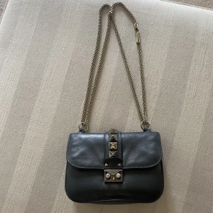 Valentino glam lock väska - Kollar intresset på denna Valentino Garavani Glam Lock väska i storleken small!! Använt men fint skick, serienummer finns i väskan! Dustbag saknas!💕 Buda!! Inga bud under 4000kr!!❤️