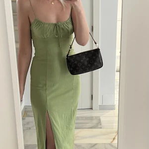 Grön klänning Zara - Storlek M!