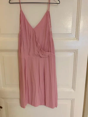 Klänning Samsoe & Samsoe provad 1 gång.  - Endast provad.  Jättefin med spets i ryggen. Strl L 