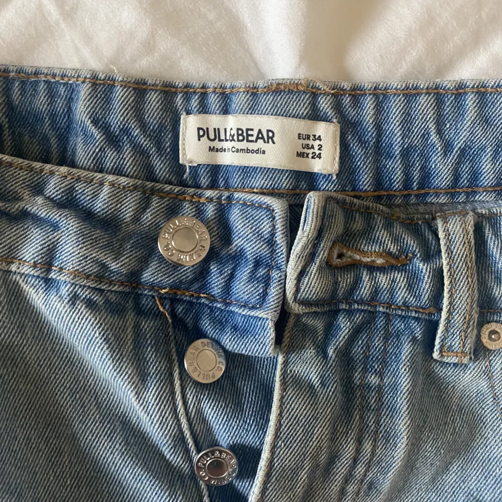 Säljer dessa supersnygga low/mid jeansshorts från pull and bear. Shorts.