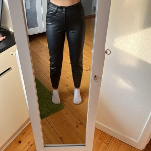 Raka skinn byxor - Väldigt sköna byxor. Använda fåtal gånger, säljer eftersom de inte sitter bra på mig och är för korta för min smak. Fler frågor så skriv till mig privat. Köpta för 500 kr men säljer för 120 kr