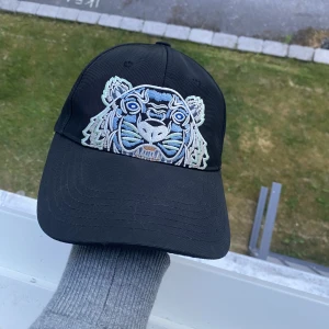Kenzo keps - Använt fåtal gånger, perfekt skick och ser knappt använd ut! Dustbag kommer med! Nypris: 900kr