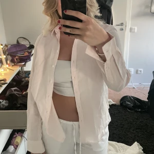 Skjorta - Supergullig ljusrosa skjorta i liknande linnematerial från Gina storlek 38! 🩷