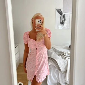 Blommig klänning  - Säljer denna blommiga klänningen från Nelly. För liten för mig. Jättebra skick. Storlek 36. Säljer för 100kr💕