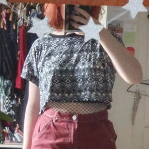 Croppad topp - Croppad svart tshirt med vitt mönster. Inte avklippt croppad utan sydd kant. 