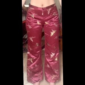 Vinröda byxor med fjärilar 🦋  - Supersnygga vinröda utsvängda byxor med fjärilar på. Passar storlek S-M