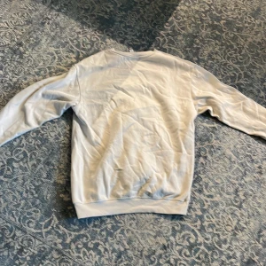 Hm tröja  - Säljer den här tröjan för 75 kr eftersom jag inte använder den längre. Orginalpriset på den här tror jag var 200. Perfekt för sena sommarkvällar. 