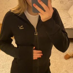 Tröja - Tröja me dragkedja som jag säljer då den inte används🩷skulle säga att den är som en xs, 75kr + frakt 