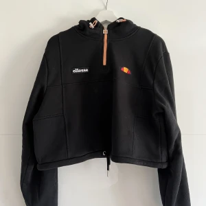 Hoodie - Snygg croppad hoodie från ellesse, använd 1 gång. 🖤