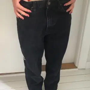 Asfeta svarta jeans, storlek M. Passar till allt!💘💘💘