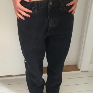 Loose jeans - Asfeta svarta jeans, storlek M. Passar till allt!💘💘💘