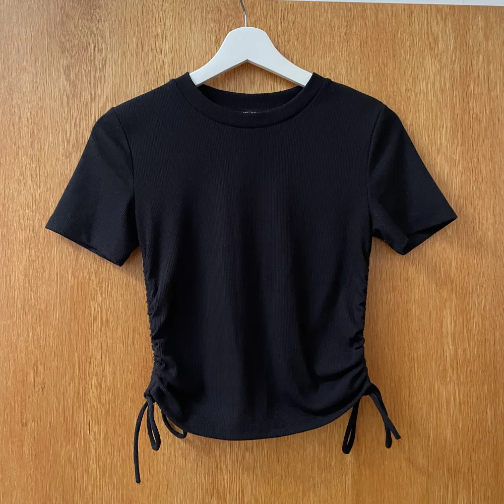 Säljer denna snygga svarta croptop i storlek M från Zara. Hör av dig om eventuella frågor!🩷 (Köparen står för eventuell frakt). T-shirts.