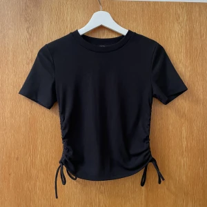 Zara Croptop - Säljer denna snygga svarta croptop i storlek M från Zara. Hör av dig om eventuella frågor!🩷 (Köparen står för eventuell frakt)